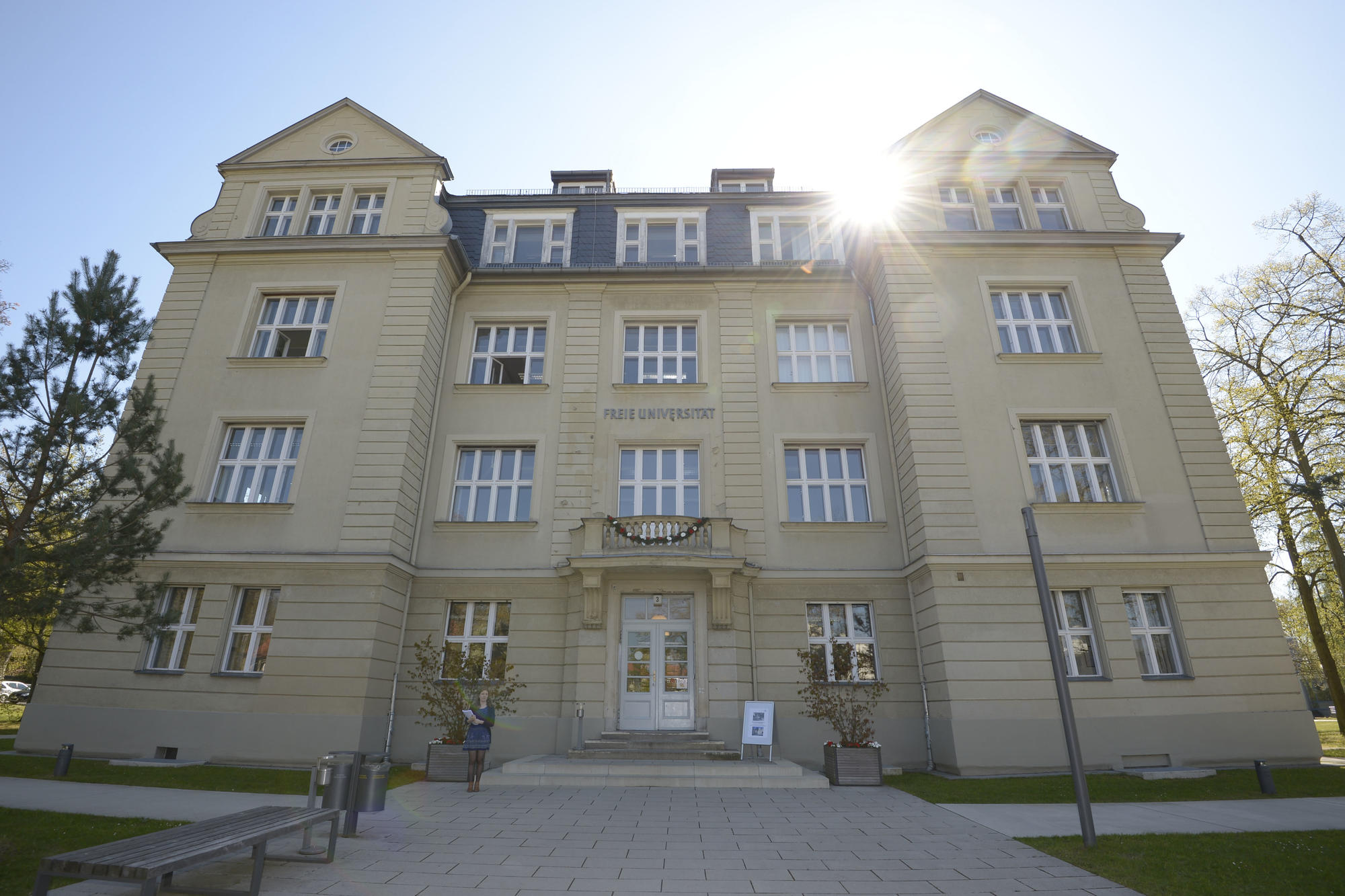 Herausgeputzt: Das erste Hauptgebäude der Freien Universität in der Boltzmannstraße 3 wurde für den Festakt geschmückt.