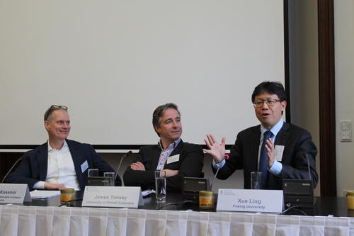 Xue Ling, Professor von der Peking University, spricht auf einer Podiumsdiskussion am Eröffnungstag