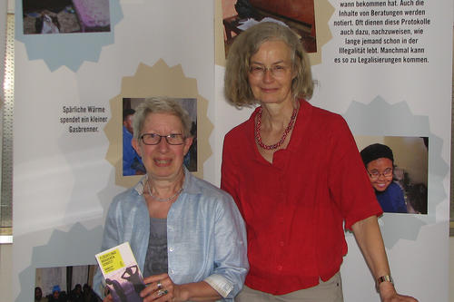 Susanne Rothe (re.) von der Universitätsbibliothek freut sich über die Ausstellung, die von Stefanie Krebs-Pahlke (li.) initiiert worden ist.