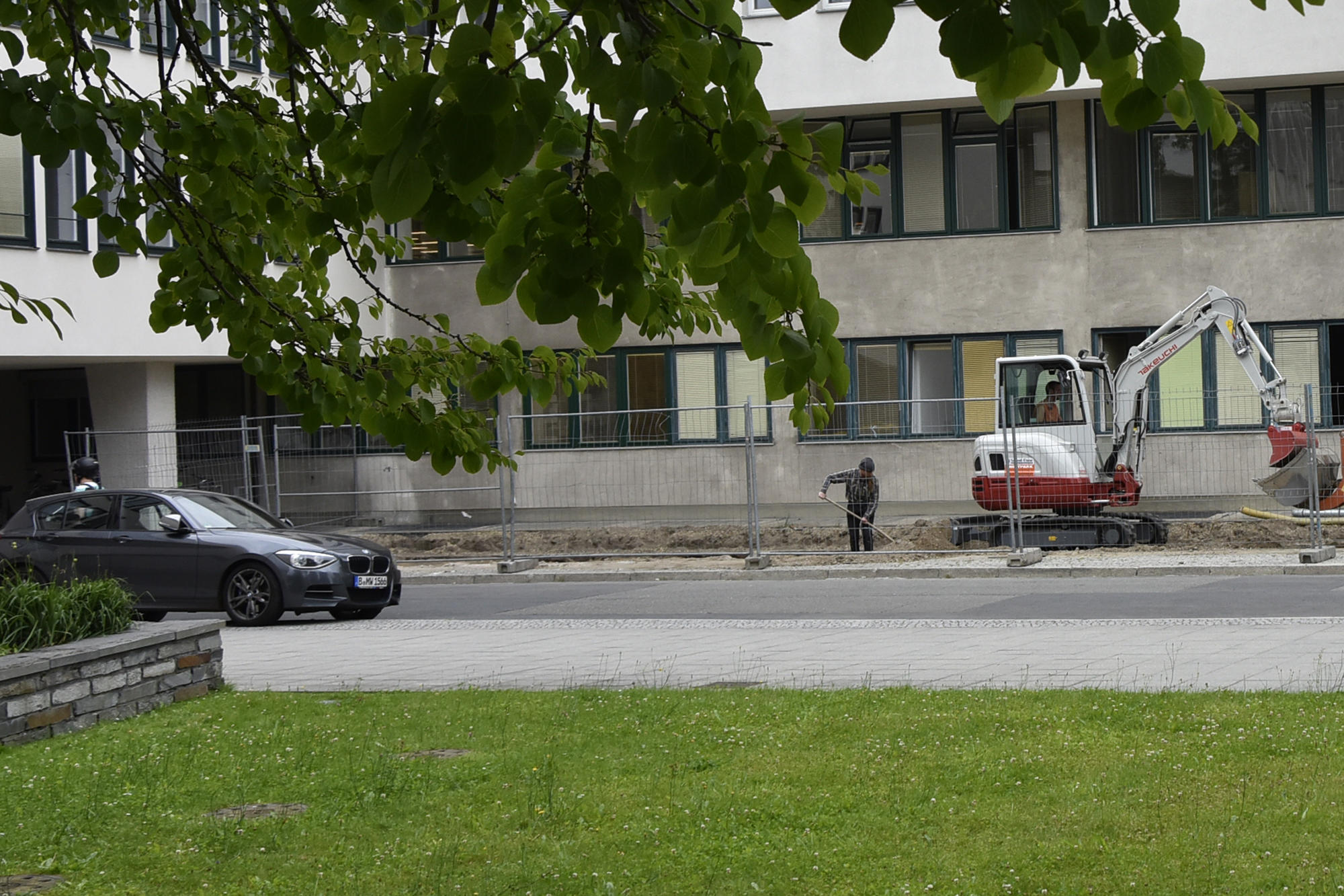 Nach den Vorarbeiten beginnen die archäologischen Untersuchungen des Erdaushubs an der Harnackstraße.