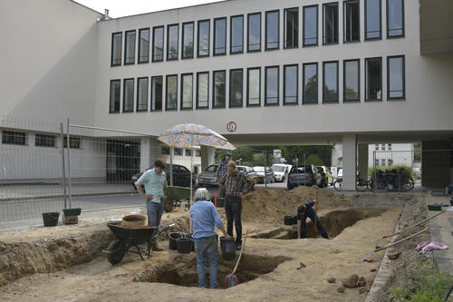 Seit Mitte Juli hatte das archäologische Team um Professorin Susan Pollock und Professor Reinhard Bernbeck an der Harnackstraße gegraben. Nun sollen die Funde untersucht werden.
