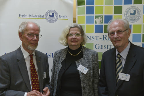Prof. Dr. Monika Schäfer-Korting, Erste Vizepräsidentin der Freien Universität, überreichte die Urkunden.