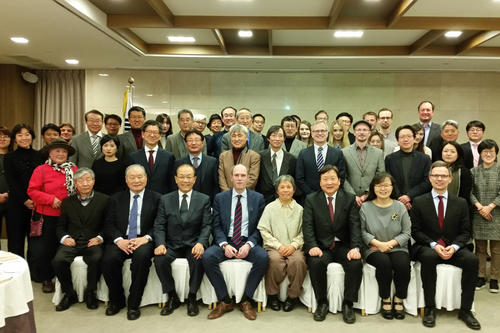45 ehemalige Studentinnen und Studenten kamen beim Alumni-Treffen in Seoul zusammen.