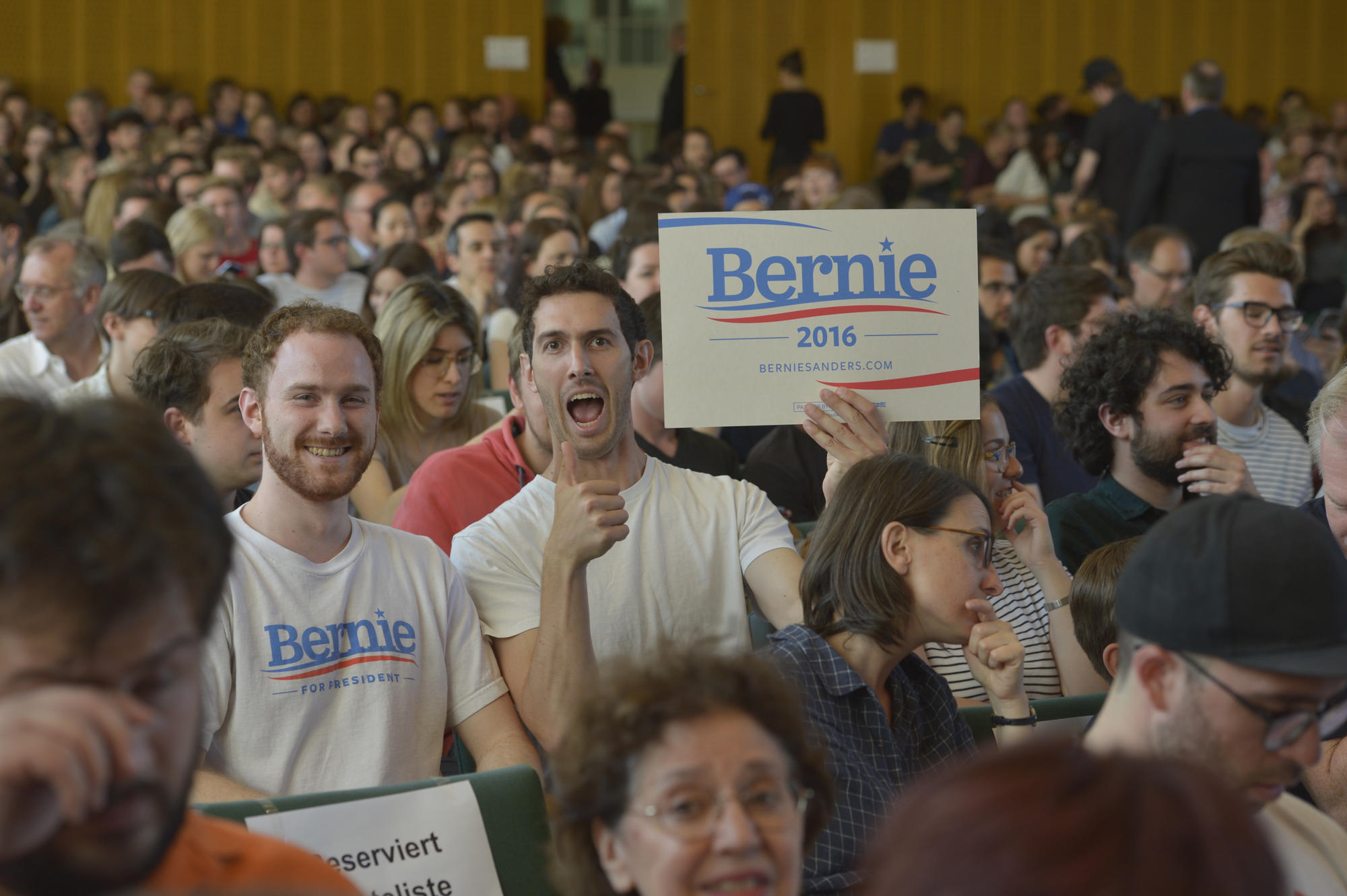 Daumen hoch für Bernie Sanders: Einige Zuschauer waren gut auf den Besuch des US-Senators vorbereitet.