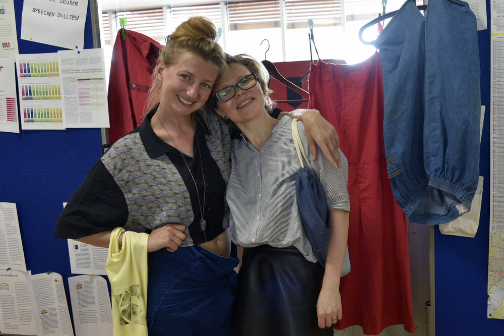 Die Modedesignerinnen Annett Borg und Sarah Schwesig setzten die Upcycling-Ideen von Kathrin Hensse um. Die Studentin hatte den Workshop aus einem Seminar heraus entwickelt.