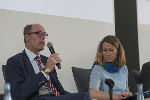 Professor Peter-André Alt, Präsident der Freien Universität Berlin, mit Moderatorin Susanne Führer vom Deutschlandfunk Kultur.