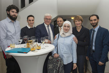 A good atmosphere for conversation: (from left to right) Elmedin Sopa, Wael Amayri, President Steinmeier, Mohamed Ali Mohamed, Raghad Koko, Elke Büdenbender, and Muhammed Al Zeen