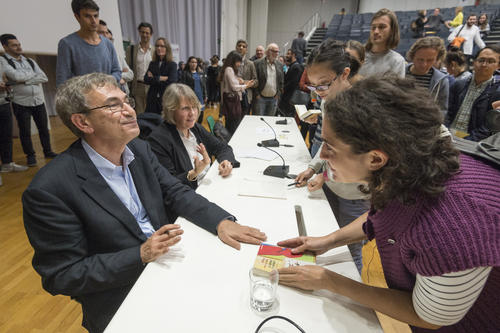 Following the lecture and a discussion with the audience, Pamuk signed copies of his book.