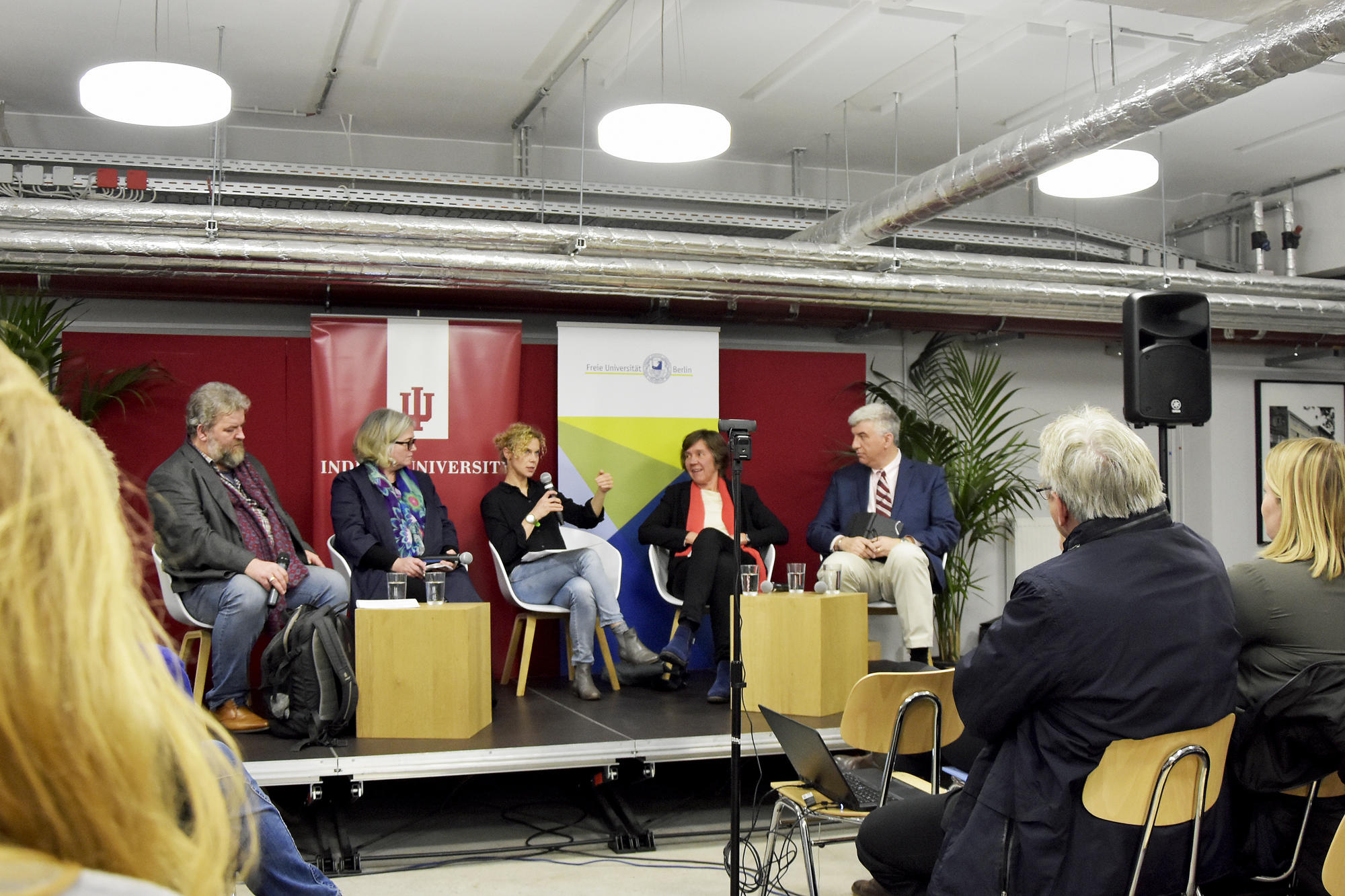 Es diskutierten (v.l.n.r.) Alexander Görke, Elaine Monaghan, Moderatorin Anne Haeming, Margreth Lünenborg und Jim Shanahan.