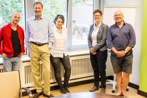 Israeli fellows Tuvia Singer (left) and Hilla Lavie (3rd from left) with zoo director Andreas Knieriem (2nd from left), historian Clemens Maier-Wolthausen (right), and Judith Winkler of the CIC. In the background is Victor the elephant.