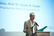 Der Präsident der Freien Universität, Professor Günter M. Ziegler, gratulierte FUBiS zum 21. Lebensjahr, wie er als Mathematikprofessor präzisierte.