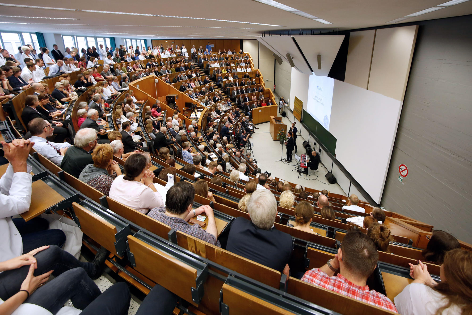 Mehr als 400 Gäste besuchten den Festakt im Hörsaal West.