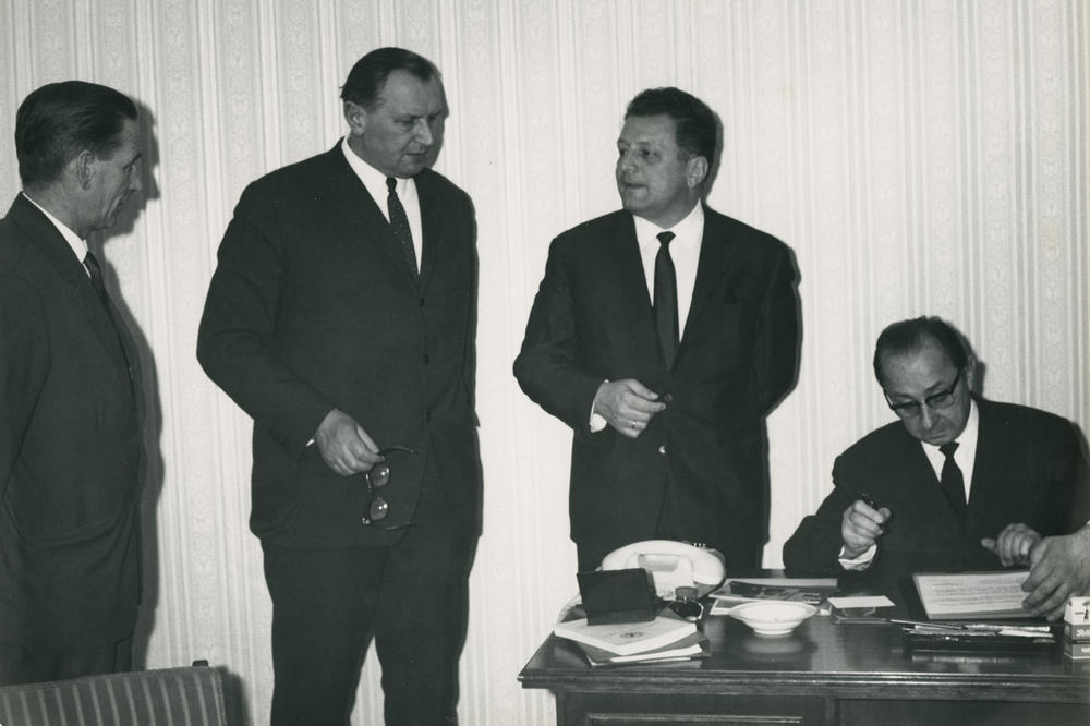 26. Januar 1968: Rektor Ewald Harndt (1. v. r.) und sein Amtsvorgänger, Hans-Joachim Lieber (2. v. r.) unterzeichnen den Partnerschaftsvertrag mit der Schdanow-Universität Leningrad, der heutigen Staatlichen Universität St. Petersburg.