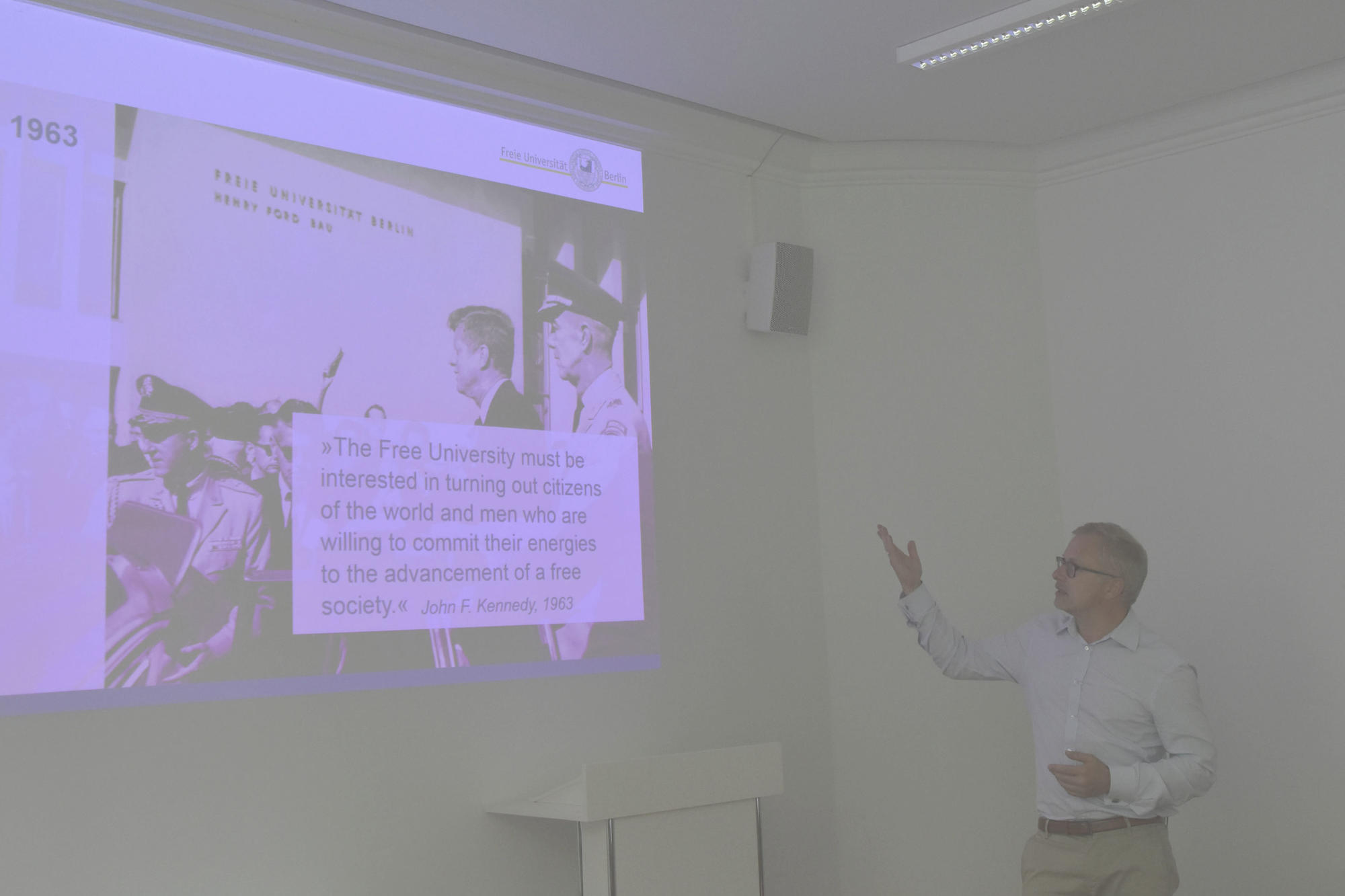 Dr. Herbert Grieshop, Leiter des CIC, stellte vor einer Gruppe von Flüchtlingen, die mit einem DAFI-Stipendium des UNHCR studieren, und einer Delegation des Auswärtigen Amtes die historische Entwicklung der Freien Universität vor.