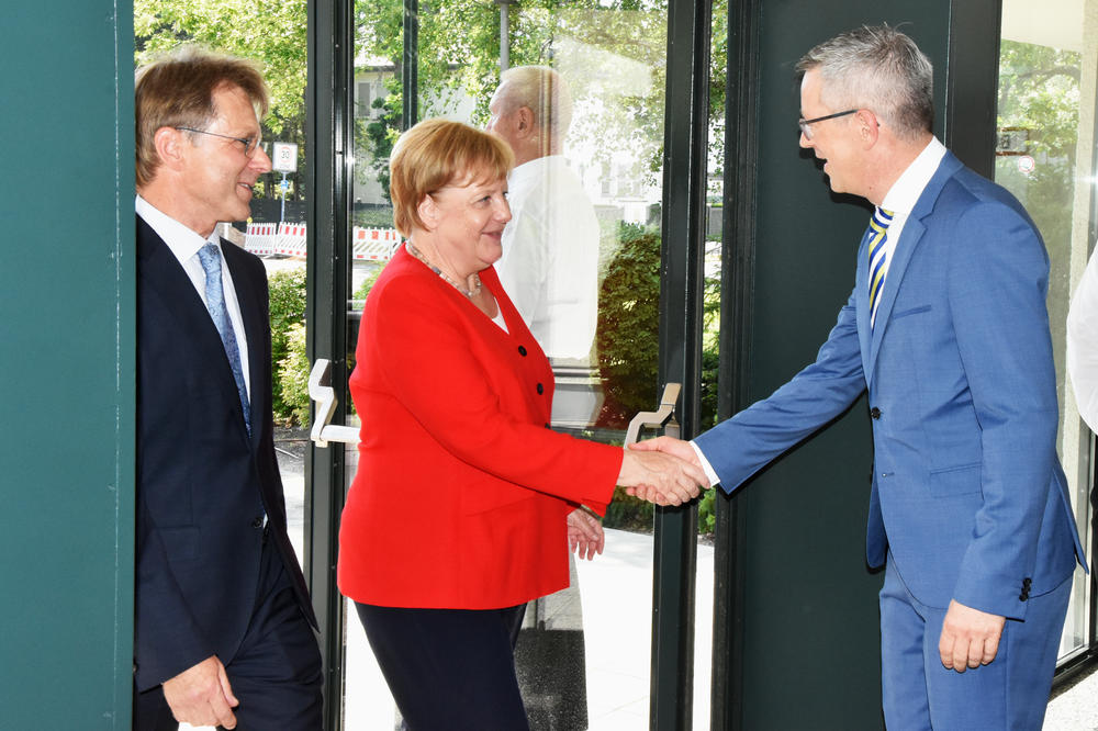Universitätspräsident Prof. Dr. Günter M. Ziegler (r.) begrüßte Bundeskanzlerin Dr. Angela Merkel und den AvH-Präsidenten Prof. Dr. Hans-Christian Pape an der Freien Universität.