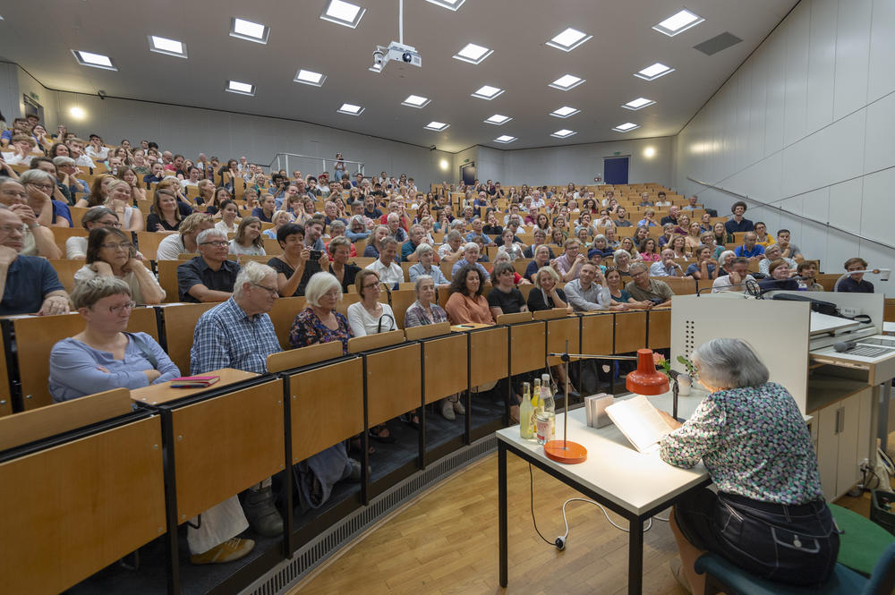 Vor mehr als 200 Zuhörerinnen und Zuhörern erzählte Margot Friedländer ihre Geschichte als Jüdin im nationalsozialistischen Berlin.