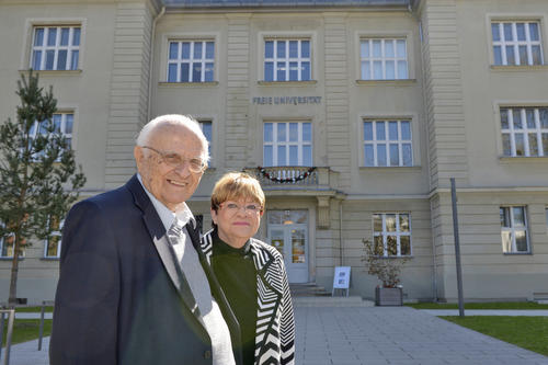 Karol Kubicki with his wife Petra in April 2016 in front of the building at Boltzmann Strasse 3, the first building of Freie Universität Berlin.