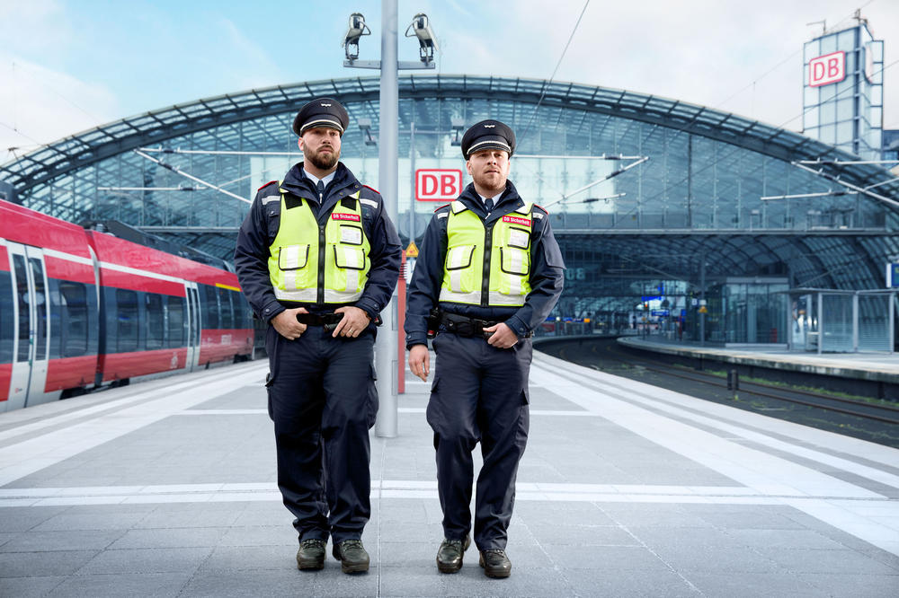 Präsenz mit Einfluss: Mitarbeiter der Deutschen Bahn AG auf Präventionsstreife. Die Anwesenheit von Sicherheitskräften in öffentlichen Verkehrsmitteln und im öffentlichen Raum kann das Gefühl von Sicherheit erhöhen.