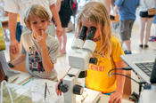 Mehr als 16.000 Besuche bei rund 400 Veranstaltungen zählte die Freie Universität Berlin während der Langen Nacht der Wissenschaften. Bei der Kinderrallye wurde auch mikroskopiert.