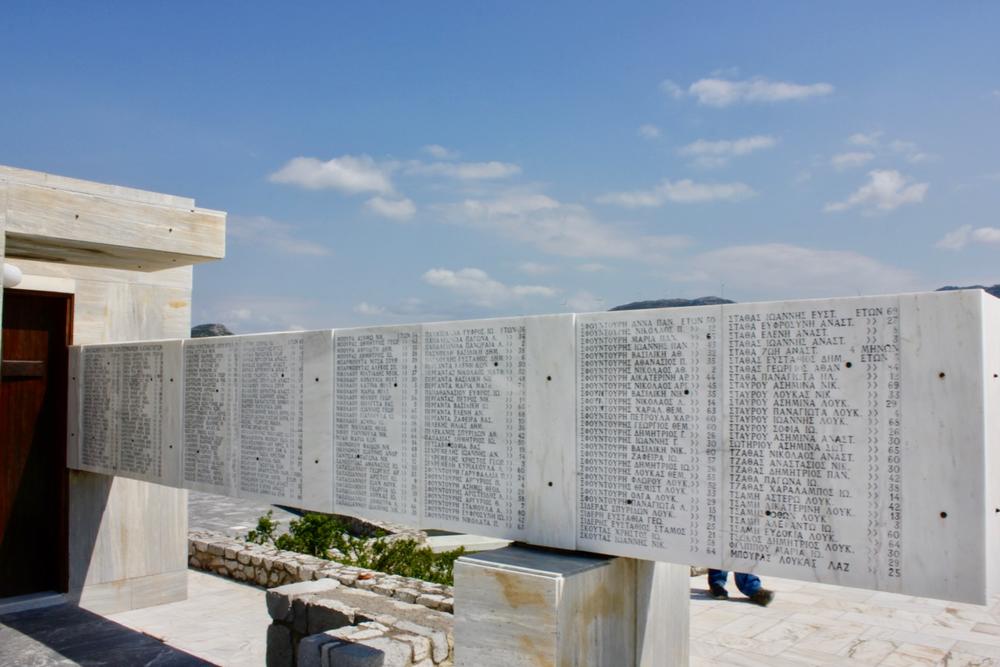 Die Marmorplatten mit den 218 Namen der Opfer des Massakers vom 10. Juni 1944 am Mahnmal in Distomo.