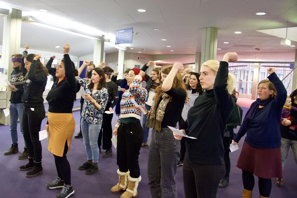 Kraftvoll und rhythmisch: Beim Aktionstag im Februar forderten Studierende an der Freien Universität zum Kampf auf gegen Gewalt an Frauen.