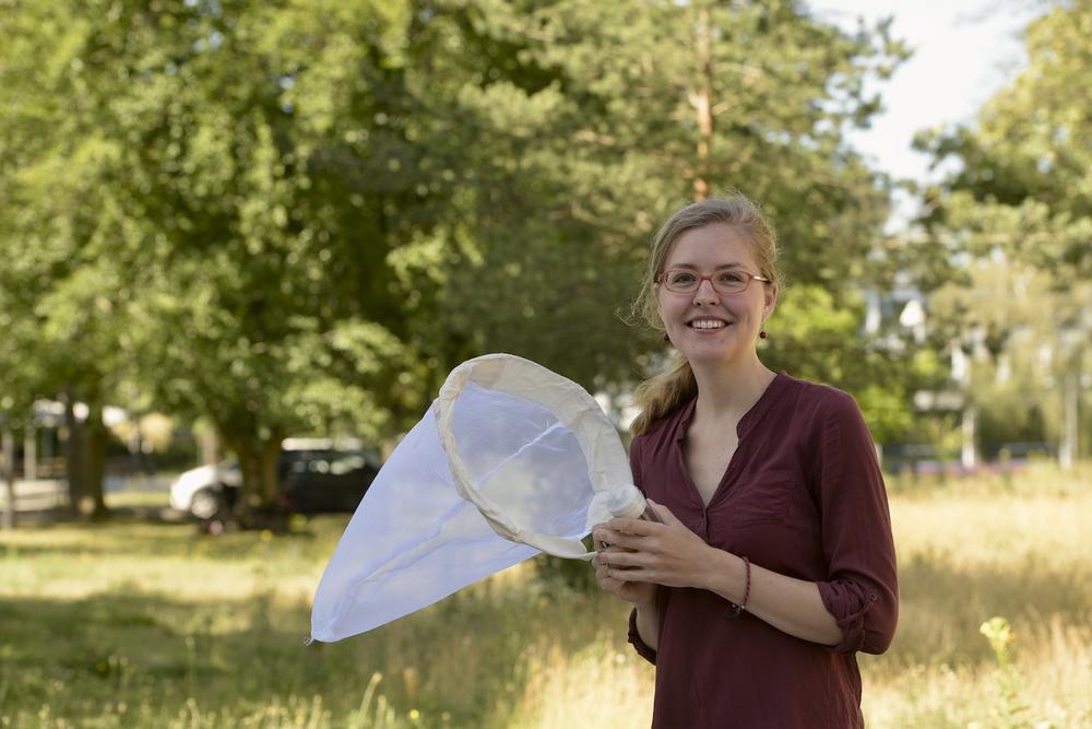 Sophie Lokatis setzt sich für schmetterlingsfreundliche Grünpflege auf den Wiesen der Freien Universität ein.