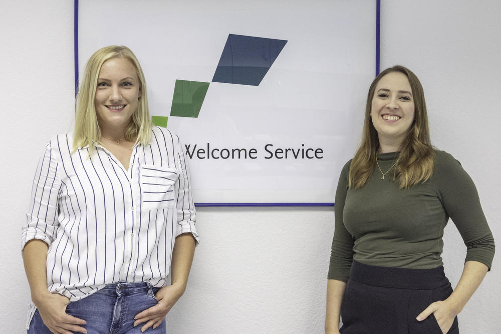 Jessica Dreyer (li.) und Charlotte Klement vom Welcome Service begrüßen neue Mitarbeiterinnen und Mitarbeiter an der Freien Universität.