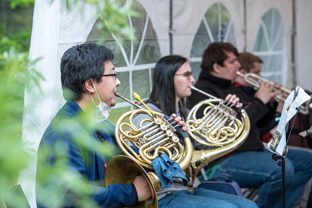 Freiluft-Probe: Das Orchester des Collegium Musicum nutzte in der vergangenen Woche den Tennisplatz neben dem Henry-Ford-Bau, um wieder gemeinsam musizieren zu können.