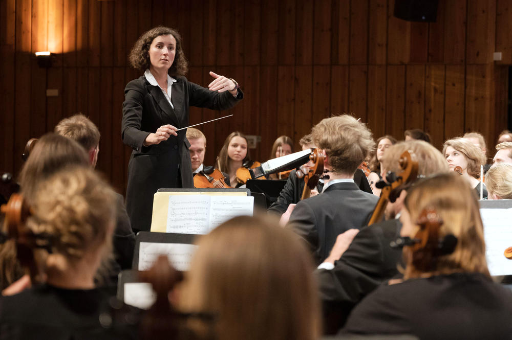 Dirigentin Donka Miteva und das Sinfonieorchester des Collegium Musicum Berlin können nun wieder drinnen proben. Es gilt die 2G-Regel.