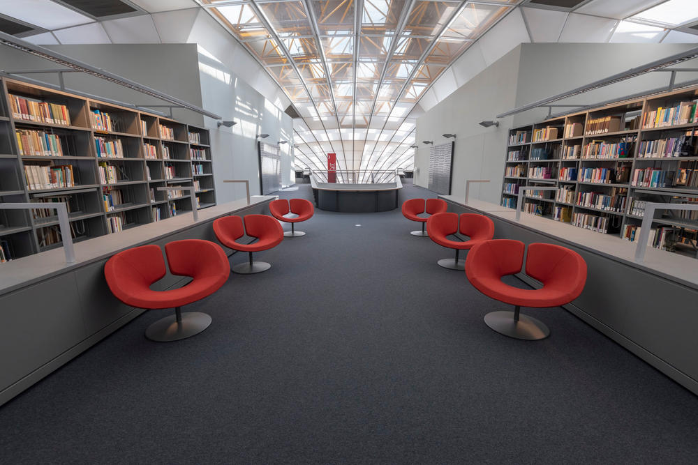 Die Philologische Bibliothek wurde 2005 eröffnet und von Star-Architekt Sir Norman Foster entworfen. Sie ist gerade saniert worden und bietet wieder Arbeitsplätze.