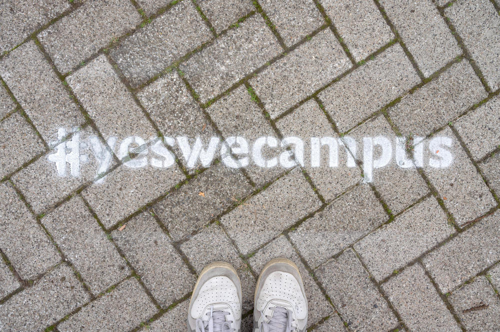 Folgt dem Motto: #yeswecampus führt direkt an die Freie Universität Berlin.