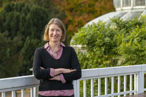 Dr. Eva Häffner, promovierte Biologin, ist wissenschaftliche Koordinatorin der Stabsstelle Wissenschaftskoordination des Botanischen Gartens Berlin.