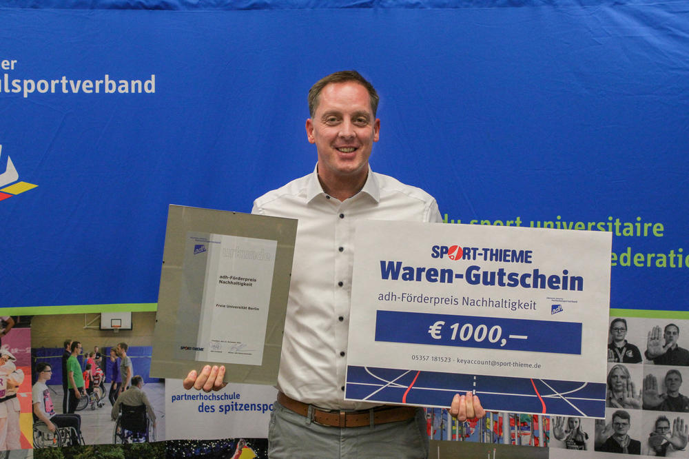 Auf der Vollversammlung des Allgemeinen Deutschen Hochschulsportverbandes wurde der Zentraleinrichtung Hochschulsport der Nachhaltigkeitspreis verliehen. Christian Mundhenk nahm die Auszeichnung entgegen.
