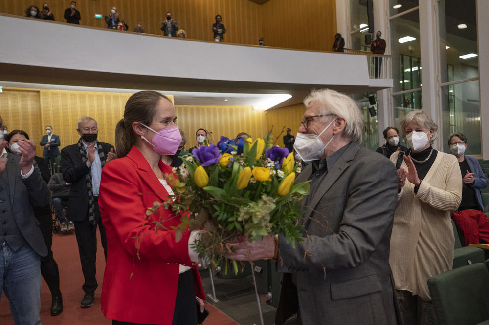 Der Kuratoriumsvorsitzende Karl Max Einhäupl dankt Professorin Beatrix Busse für ihre Kandidatur. Die Anglistin der Universität zu Köln hatte Amtsinhaber Ziegler herausgefordert.
