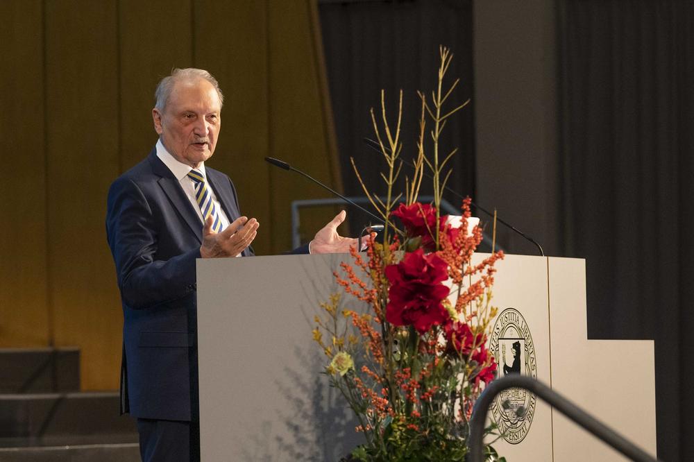 Peter Lange, Universitätskanzler a. D., ist Vorsitzender der Ernst-Reuter-Gesellschaft der Freunde, Förderer und Ehemaligen der Freien Universität Berlin e.V.