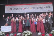 So sieht Freude aus – der Kammerchor des Collegium Musicum feiert seinen Sieg bei der Deutschen Chormeisterschaft.