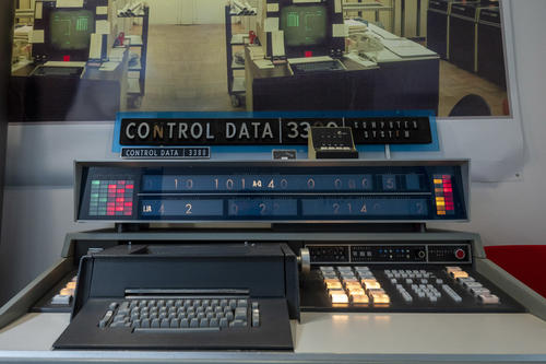 Der Großrechner Control Data 3300 nahm am 19. April 1970 den Betrieb auf. Im Juni 1972 wurde er vom Nachfolger CYBER 72 abgelöst. Die Konsole wurde gerettet und steht immer noch im ZEDAT-Gebäude in der Fabeckstraße.