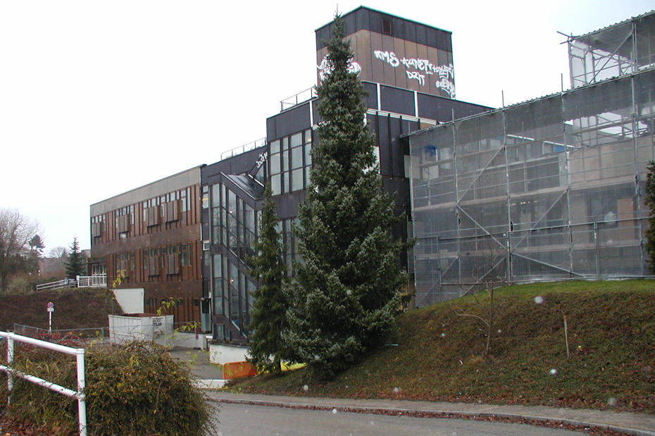 Die "Rostlaube" im Dezember 2005 - ein Teil der neuen Fassade ist schon zu sehen. e" zu Beginn der Sanierung im Jahr 2001