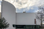 Die Mensa im März 2018: 1975 hatten die Architekten Hermann Fehling und Daniel Gogel das Gebäude umstrukturiert und erweitert. Der schiffskielartige Keil und das Fensterband sind dazugekommen.