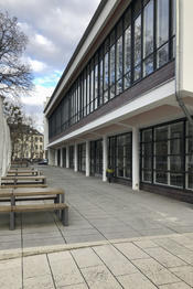 Die Terrasse zur Studentenaue hin ersetzt die ehemalige Terrasse im Obergeschoss der Mensa.