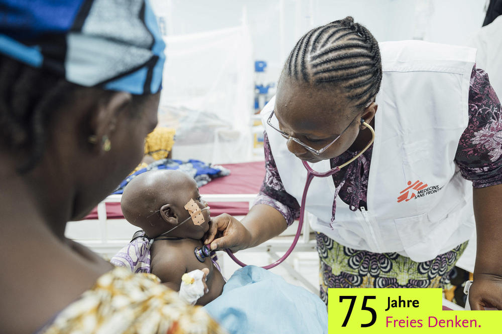 Die Ärztin Adiaratou Dakono untersucht das vier Monate alte Kind Abdousalam Issa.und berät dessen Mutter Saadatou Saminoa (Madarounfa, Niger).