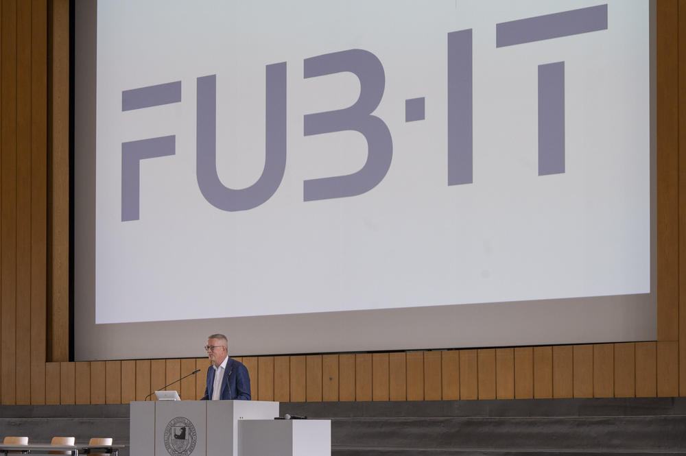Günter M. Ziegler präsentiert das neue FUB-IT-Logo