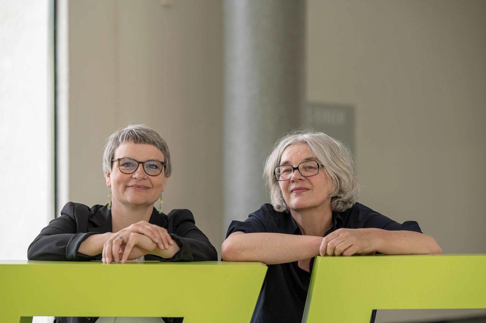 Karin Bauer-Leppin (li.), CCO der Freien Universität Berlin und Leiterin der Stabsstelle Kommunikation und Marketing, und Gösta Röver, Leiterin des Design-Teams der Universitätsbibliothek.