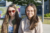 Die Studentinnen Isabelle (l.) und Leyla (r.) freuen sich, dass alle zusammen feiern. „Wir sind vielleicht nicht die älteste Universität, aber trotzdem auf Idealen und Geschichte gegründet. Darauf kann man sich zurückbesinnen“, sagt Leyla.