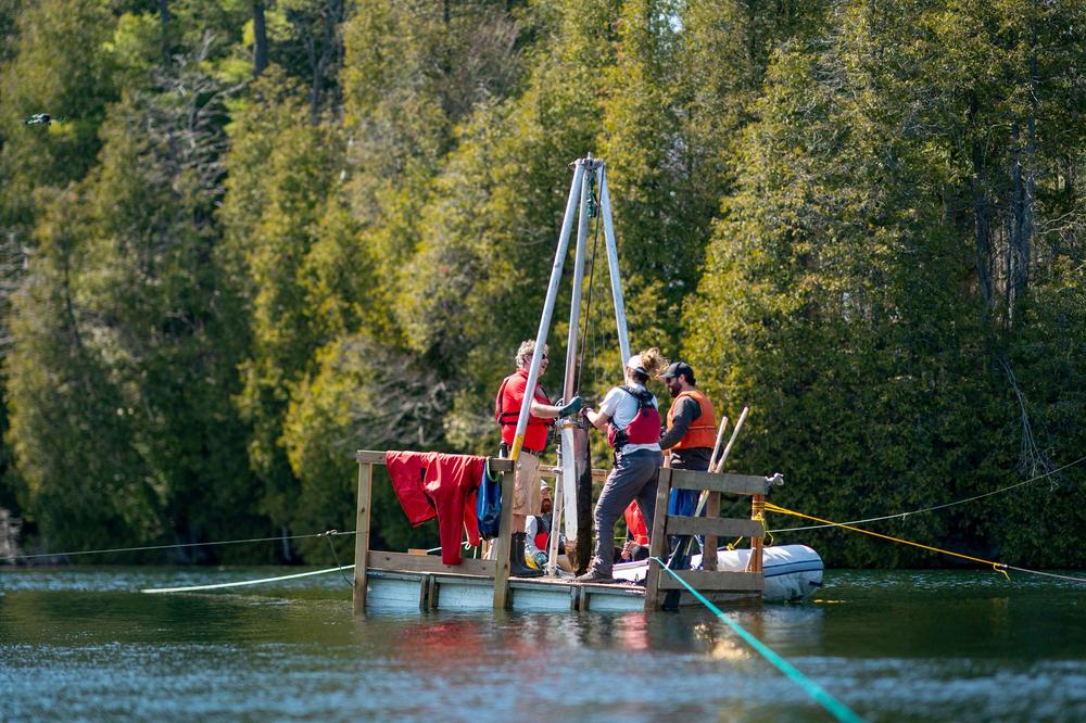 Tim Patterson (li.), Professor für Geologie an der Carleton University und das Wissenschaftsteam auf dem Crawford Lake in Ontario beim Sammeln von Sedimentschichten vom Boden des Sees. Das Bild wurde am 12. April 2023 aufgenommen.