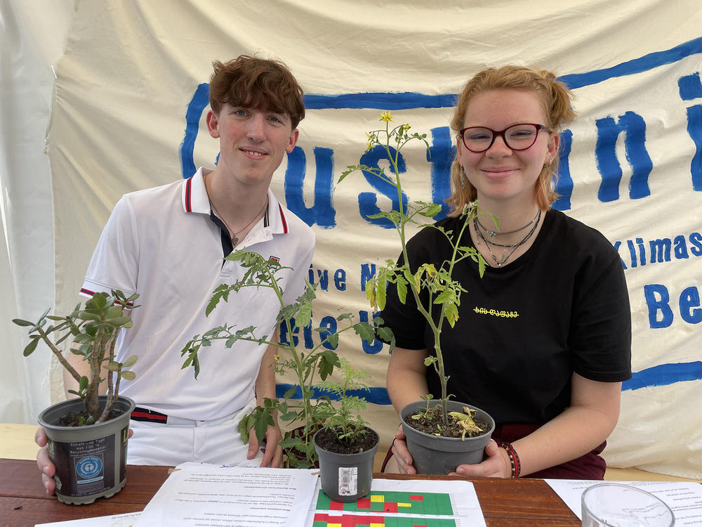 Philipp und Teresa beantworten am Infostand alle Fragen rund um die Initiative Sustain It! und verschenken Tomatenpflanzen aus dem Uni-Garten.
