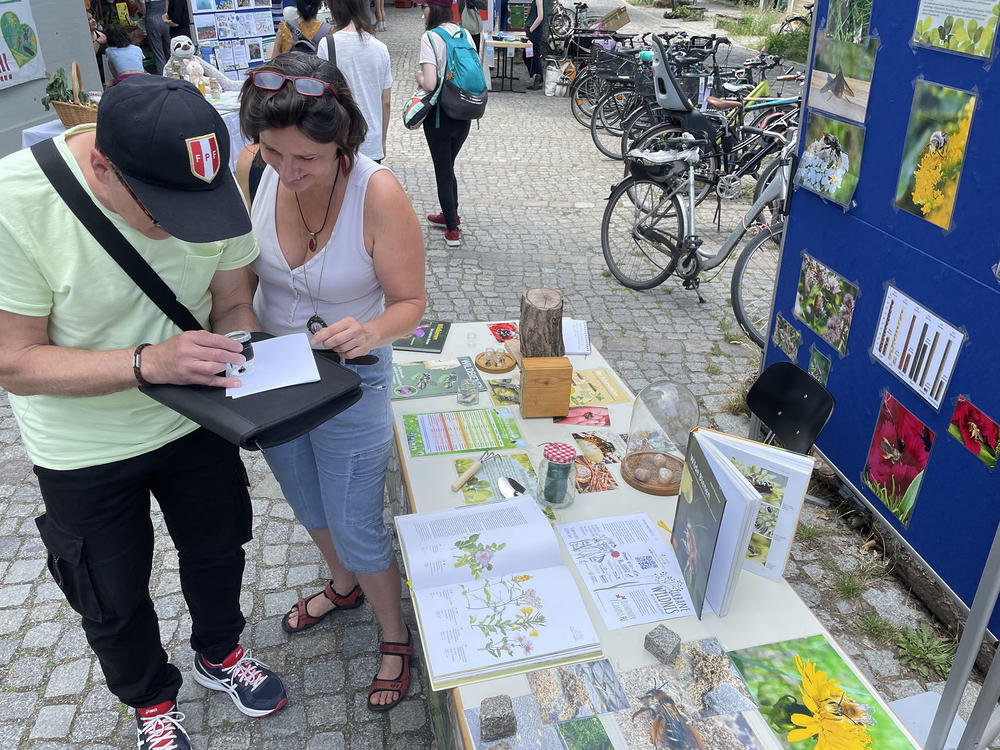 Wo es summt und brummt: Am Stand des Uni-Gardening zeigt Andrea Richter-Reichhelm Interessierten verschiedene in Berlin heimische Bienenarten.