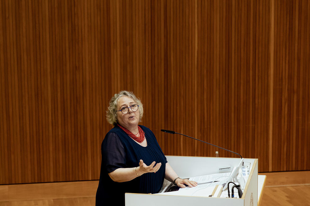 Rosi Braidotti sprach mit Witz und Verve gegen Resignation und Technologiefeindlichkeit.