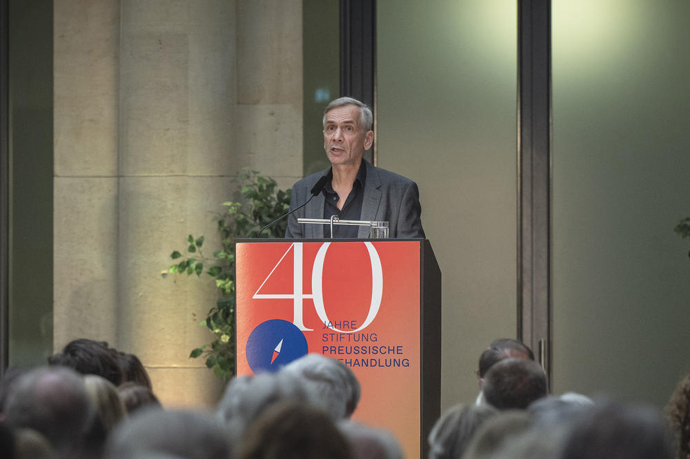 Der Schriftsteller Lutz Seiler bei seiner Dankesrede für den Berliner Literaturpreis