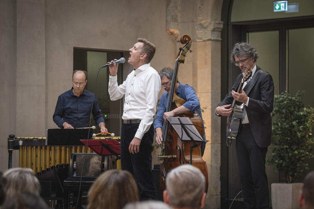 Sänger Michael Schiefel und das Wood & Steel Trio trugen Lieder aus Hanns Eislers „Hollywood Songbook“ vor